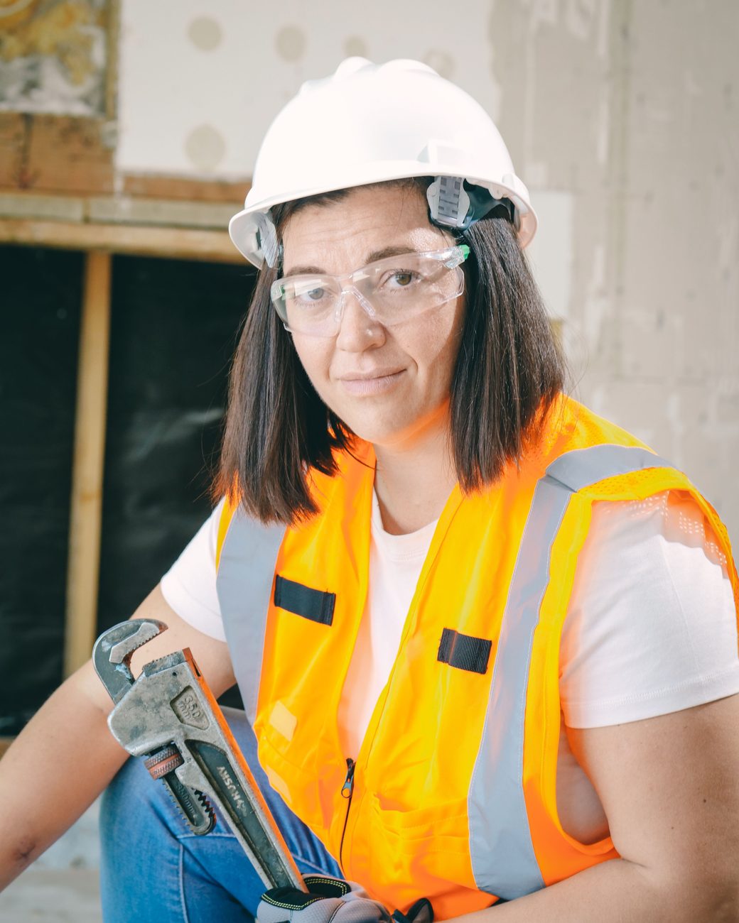 Sanitär- und Heizungsinstallateur mit Rohrzange bei der Arbeit