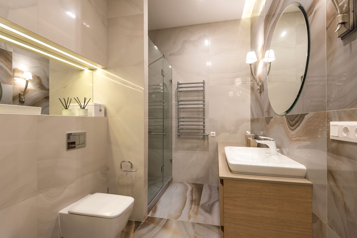 Modern saniertes Badezimmer mit bodengleicher Dusche