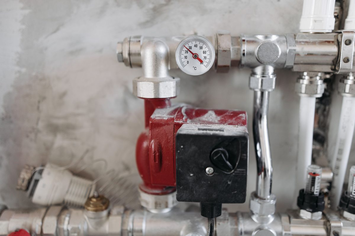 Sauber installierte Heizungsanlage mit Umwälzpumpe und Manometer
